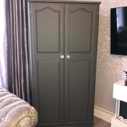 Beautiful solid wood wardrobe
Dark grey / glass handles

35 inches wide
55 inches depth
70 inches high

Delivery at cost 🚚