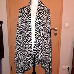 Ich verkaufe hier ein tolles viel einsetzbares Tuch/ Schal fester Stoff im Zebraprint.
1.60x1.20
Einwandfrei gute Qualität.
NP 29.90€