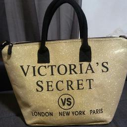 Biete hier eine wunderschõne Tasche von Victoria's Secret
Gold Glitzer
Zustand wie neu !
Fixpreis
