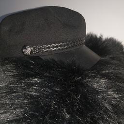 ein wunderschöner sogenannter Kapitäns Hut mit silbernen Detail, nie getragen 
Neupreis: 35€