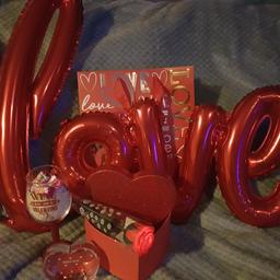 Complete Valentines Present

Contents:
Self inflatable Love Balloon
Gift Bag
Wine Glass ( love hearts inside)
Heart shaped Globe (photo can be placed)
Light Up Single Rose
Heart shaped gift box (heart chocolates inside)