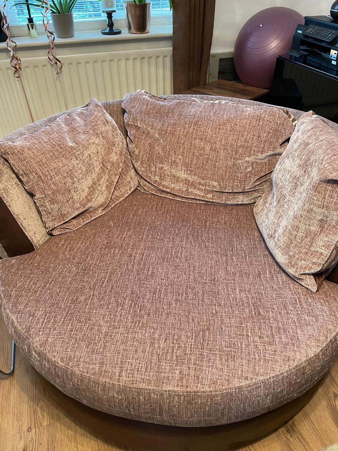 DFS Swivel love seat in RM17 Grays für £ 50,00 zum Verkauf Shpock AT