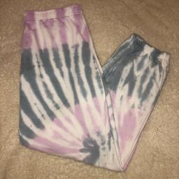 New Look Tie dye Joggers
Size 16 but more of an 18 x
Worn once so basically brand new
Beautiful pattern
Message me for postage or any other questions please ask x
