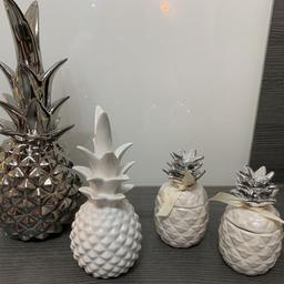 Dekoaufsteller (Silber und Weiß), sowie zwei Kerzen in Ananas-Design im Set abzugeben.

Wie neu, keine Gebrauchsspuren.

Versand bei Kostenübernahme möglich.