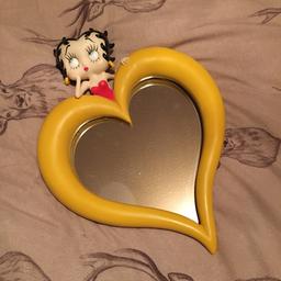 Beautiful Betty Boop mirror a must for any true fan . It has slight fading on one patch of yellow paint as shown in the pictures. This is a heavy well made mirror 😊