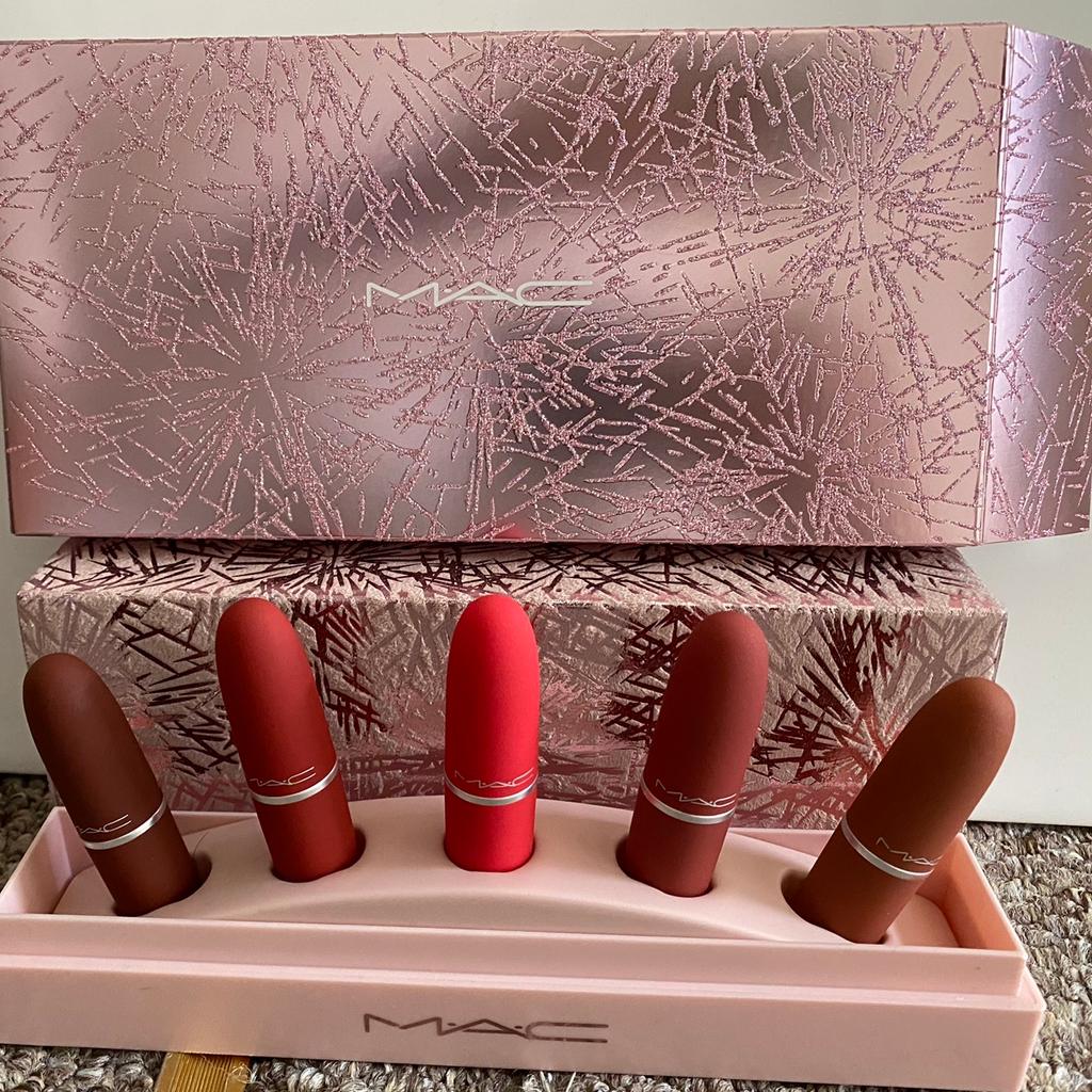 Mac Showstopper Powder Kiss lipstick gift set in B42 Birmingham für 60
