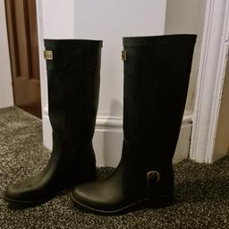 original hunter riding boots
gold metal label
size 4
Great condition, barely worn as stored mostly due to being the wrong size.