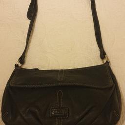 Genuine soft leather with front pocket and roomy inside. Deep dark green colour. Measures: 9 ins lenght, width - 14 ins.
in exvellent condition