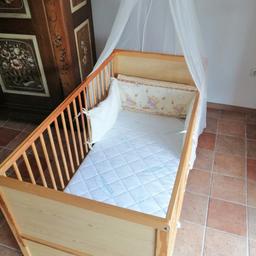 Verkaufen unser kinderbettchen mit Matratze,Nestchen,Himmel...
Es ist höhenverstellbar und kann man zum Bett umbauen.