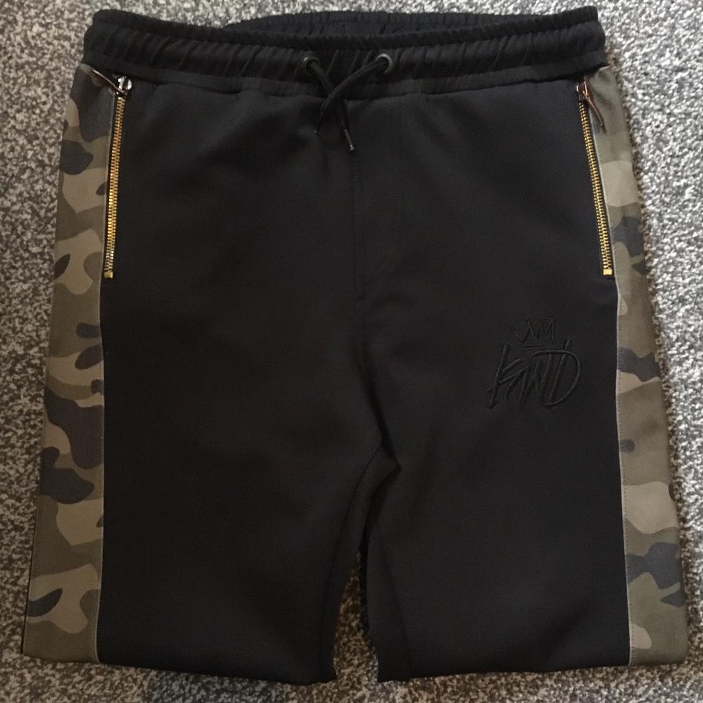 KINGS WILL DREAMS JUNIOR BOTTOMS
BLACK WITH CAMO DOWN SIDES & ZIP POCKETS
SIZE 12/13
GOOD CONDITION