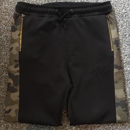 KINGS WILL DREAMS JUNIOR BOTTOMS
BLACK WITH CAMO DOWN SIDES & ZIP POCKETS
SIZE 12/13
GOOD CONDITION 