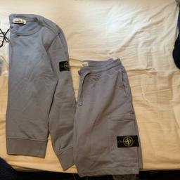 Authentic Stone island jumper and shorts set
Baby blue
Size medium men’s
In used condition only floor is neck label slightly discoloured as shown
Picture of the badges conditions are shown
Dm for enquiries and things