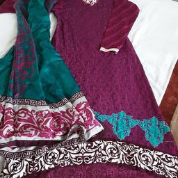 beautiful 3 piece long high low style dress with generous sized dupatta/scarf in good used condition.

for more asian clothes please see my other listings can combine tge postage depending on weight.