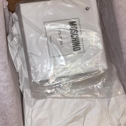 BRAND NEW MOSCHINO BELT

NEVER BEEN WORN
COMES WITH THE BOX AND DUSTBAG.

Italian size 44, UK 12