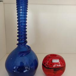 2 Glasobjekte
Blaue Flasche und rote Mini Vase
Aus Gozo Glass (Malta)
Flasche ca 22cn hoch
Rotes Teil ca 7x5x6,5cm (BxTxH)