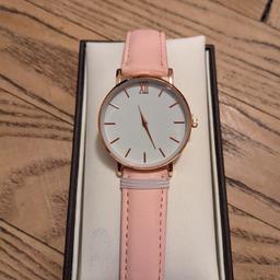 🍓Neu
🍓Rosa/Pink
🍓Modeuhr 

-keine Schachtel 
Versand gegen Aufpreis

(Privatverkauf) Der Verkauf erfolgt unter Ausschluss jeglicher Garantie und/oder Gewährleistung.
Tags 
Vintage# Uhr# Daniel Wellington #neue Uhr#Modeschmuck