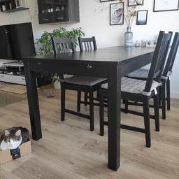 Nein Katze ist nicht zu verkaufen, Deko auch nicht 😉
Verkaufe meinen ausziehbaren Esstisch in der Farbe schwarzbraun von Ikea und dazu 4 passende Stühle in der gleichen Farbe.
Der Tisch ist 1,40 m lang und 84 cm breit.
Dazu gibt es noch 2 Ausziehplatten (je 40 cm) mit der sich der Tisch auf 1.80 m und 2.20 m vergrößern lässt.

Kleine Kratzer aber sehr gut erhalten!
Bei Fragen gerne melden!