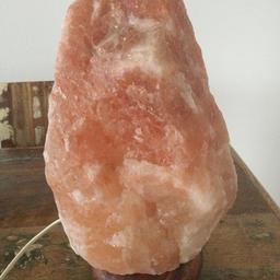 Große Salzkristalllampe mit Holzsockel. Höhe ca. 38 cm, ca. 10,2 kg.Versand gegen Gebühr möglich.Privatverkauf. Kein Umtausch.