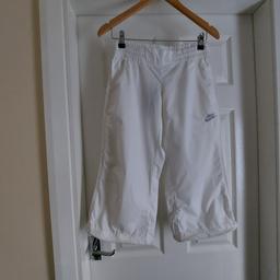 Breeches"Nike" Adjustable Girls Filles White Colour
New With Tags

Pull Cord To Adjust Variable Hem width Adjustable

Actual size: cm

Length: 69 cm measurements from hips front

Length: 73 cm measurements from hips back

Length: 68 cm side from hips

Volume Waist: 67 cm – 80 cm

Volume Hips: 80 cm – 86 cm

Size: M, Age: 10/12 Years ,
140 – 152 cm

 100 % Cotton

Exclusive of Decoration

Made in Sri Lanka