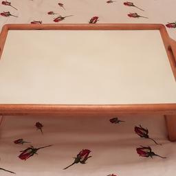 Unbenütztes schönes Tablett aus Buchenholz fürs romantische Frühstück im Bett eignet sich auch perfekt als Laptopablage.
Zusammengelegt schmal und leicht verstaubar.
Größe: 55 x 35 cm
Kein Versand