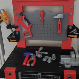 Zum Verkauf eine Werkzeugbank von Black+Decker mit diversen Werkzeug
