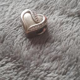 Heart Pandora charm, make lovely Valentine's Day gift..
Very pretty and perfect condition 
Collect from Lowestoft NR32 4HG Or can deliver locally,  posting available for extra cost..
