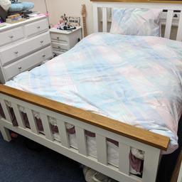 BED
length 197 cm. width 152 cm

MATTRESS
length) 191 cm. width 137 cm

matress itself paid £320

one year and half usage

great condition

pick up only