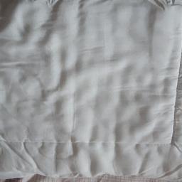 Kinder Bettwäsche Decke 1.20m lang und 93 cm breit . 54cm lang und 36 cm breit Kissen
Habe noch eine WinniPuh Bettwäsche würde beides zusammen für 15 Euro abgeben .