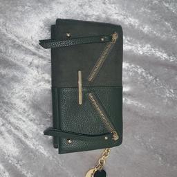 Green RI purse 
Half sued/leather 
Card holders and coming zip