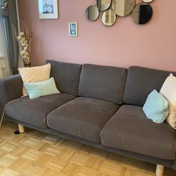 1,5 Jahre, wenig benutzt, nichts durchgesessen, Top zustand, sauber! Alle Polster abnehmbar, komplette couch abziehbar und waschbar, gibt bei Ikea auch ander farben vom Stoff nachzukaufen!
Breite 217 x tiefe 97 x höhe 84xm