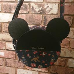 Cath Kidston bag from the Disney collaboration. Small round cross body bag with long strap and ears design.
It has a card holder on the inside, and zips up.
Great condition, only been used for a long weekend on holiday to hold the hotel key and euros 😊
Really cute bag