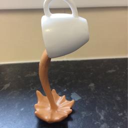 Brand new in box 
Floating cup sculpture 
Hot brown liquid coffee mug art
Will post but message me first for details as NOT connected to shpock wallet....so DONT 
Make the offer through shpock please........
NO OFFERS BRAND NEW...💚🧡💚🧡