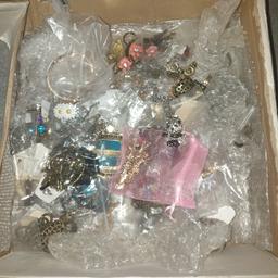 job lot costume jewelry postage at buyers cost
offers welcome collection hp18 