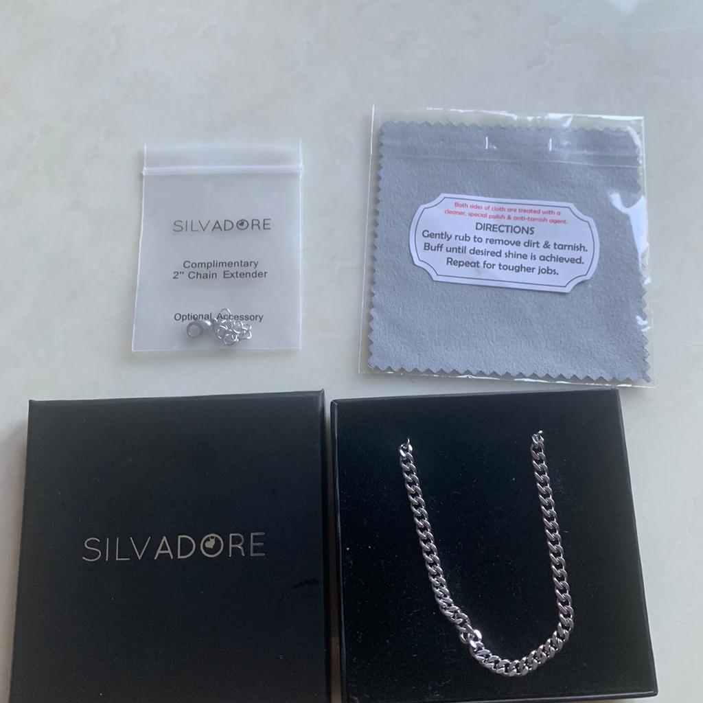 New boxed never worn stainless steel silverdore curb chain.
The chain is tarnish proof and can be worn anywhere shower , gym etc. Hypo allergenic non sensitive.
This was bought for £45 at Xmas but has never been worn.