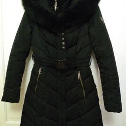 I'm selling my beautiful Philipp Plein ladies coat.
It is belted and has internal zip as well as outer poppers.
Furry hood and the coat fastens round around the neck forming a circle of fur.
It's warm and very heavy.
It was very expensive when bought 4 years ago.
I haven't worn it very often.
Gorgeous coat at a bargain.