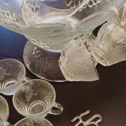 Bålskål Set i glas, nyskick
stor skål med 12 st koppar och hängkrokar samt en bålslev i plast.

Finns i Malmö!