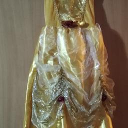 Das goldene Kleid von "Belle" (Die schöne und das Biest) der Marke Disney in Gr. 104 wurde kaum getragen und ist daher in einwandfreiem Zustand.