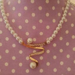 Damen Schmuck Set
Mit Kette, Armkette und Ohr Stecker

Women's jewelry set
With chain, bracelet and ear plug