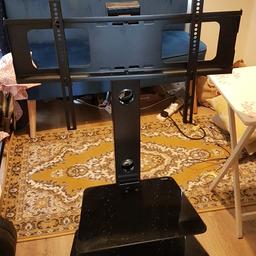 Tv stand, rotates to the left and right. Some scratches, could do with a polish