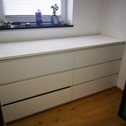Verkaufen eine weiße Malm Kommode mit 6 großen Schubladen von Ikea.
Eine Leiste müsste ersetzt werden, diese haben wir bereits besorgt.