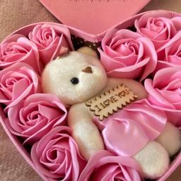 Description above prices all different on each pic can post or Collection on other sites all BNIB
Not Free
Large heart with Teddy £6 also have one in red
Plastic box with Teddy & Petals £3

Small. Tins petals £2 each