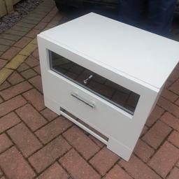 White cabinet 

In good condition 

Bit of stain in bottom draw miner

Can deliver if not to far