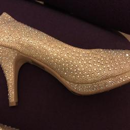 Elegant gold sparkle heels
4 inch heels
Even comes with spare bottom bits (see pictures)