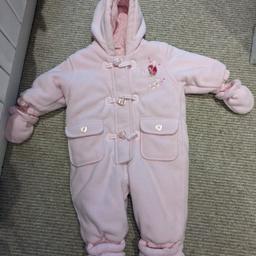 Really lovely and warm snow suit. Detachable gloves and booties. Fur hood and a zip that goes round to the back for ease to change nappies.

Pockets and ties.

Ideal for this weather!

collection Hoddesdon or postage extra

Any questions please feel free to ask 😊