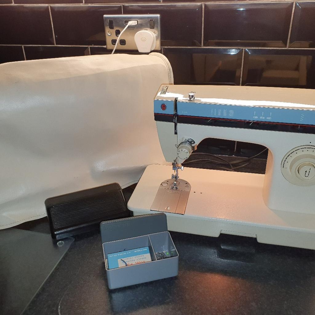 Vintage 3105 Singer Sewing Machine in L30 Liverpool for £60.00 for sale
