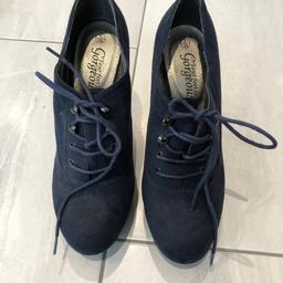 Like new! Navy in colour

Size 6/39