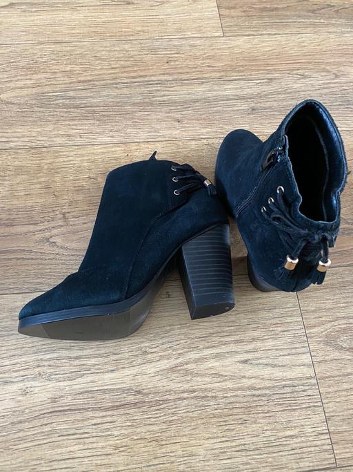 Buy & Sell South East London Croydon - Photos for SUEDE BLACK & GOLD BOOTS SIZE 5