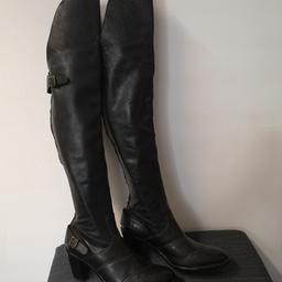 worn less than a handfull of times. Very rare antique look authentic over the knee boots from Belstaff. Real leather, of course. Watch the pic from the sole to find out how little they were worn. Perfect boots for motorcycling, gothic looks or the hard rock bride ;)
Size 41, Zippers and buckles working fine. Color is a very dark brown, nearly to black.

Private listing, no returns, no guarantees. Shipping costs (DHL) depend on where they go. Payment via paypal