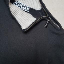Maglione in pura lana vergine con zip metallico laterale marca Bikkembergs tg.S bambino/a vestibilità circa 10 anni. 
Come nuovo, mai usato. 
Capo di qualità, made in Italy.