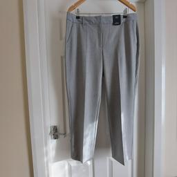 Trousers "M&S”Collection Mid Rise Straight Short Grey Mix Colour New With Tags

Actual size: cm and m

Length: 93 cm measurements from waist front

 Length: 97 cm measurements from waist back

Length: 94 cm side from waist

Volume Waist: 89 cm – 91 cm

Volume Hips: 1.03 m – 1.05 m

Size: 16 (UK) Eur 44

63 % Polyester
32 % Viscose
 5 % Elastane

Pocketing: 100 % Polyester

Exclusive of Trimmings

Made in Turkey

Retail Price £ 29.50